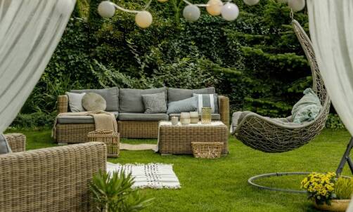 Jakie są zalety zastosowania traw ozdobnych w ogrodzie nowoczesnym?