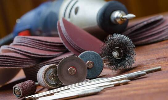 Zalety korzystania z wielofunkcyjnych szczotek na wiertarkę