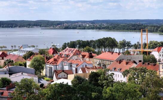 Co obejmuje standardowy czarter jachtów w Gizycku?