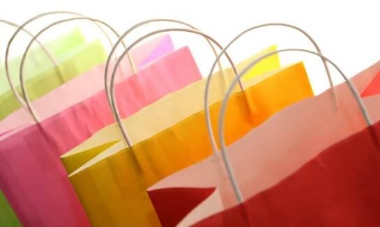 Kolorystyka toreb papierowych: Jak wybrać odpowiednią dla swojej marki?