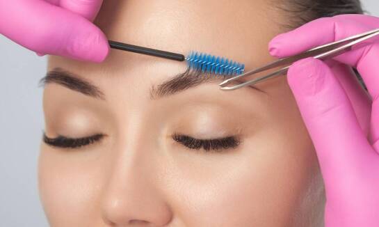 Jakie korzyści przynosi regularna regulacja brwi w kontekście estetyki?