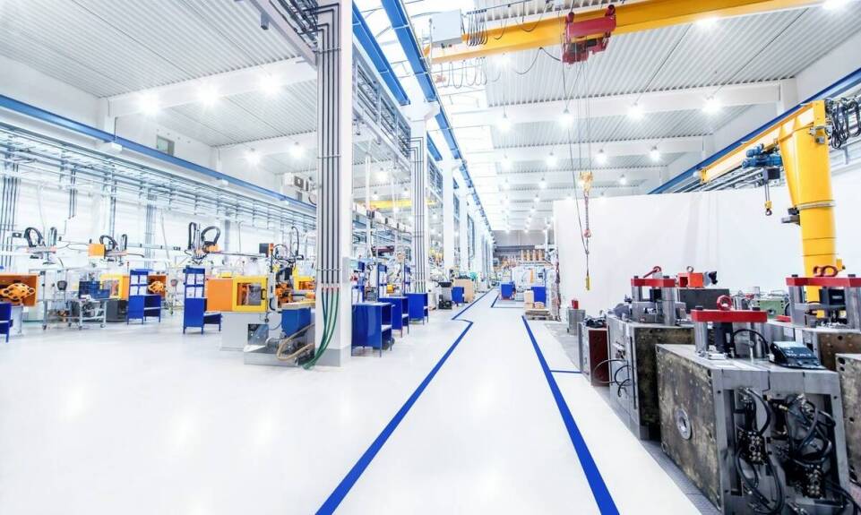 Jak żurawie stacjonarne wspierają automatyzację procesów produkcyjnych?