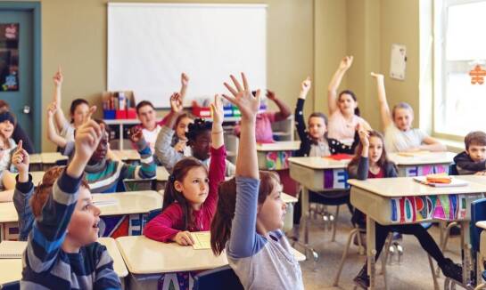 Jak edukacja dwujęzyczna wpływa na pewność siebie uczniów?