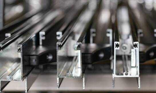 Zastosowanie odkuwek stalowych w budowie maszyn – kluczowe zalety