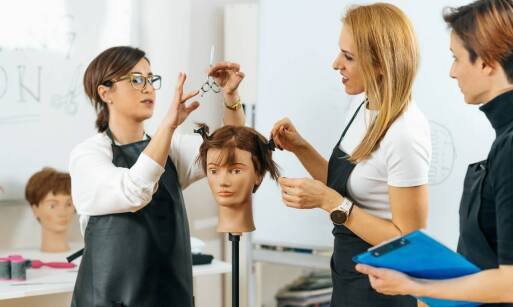 Jak doradztwo zawodowe pomaga absolwentom szkoły kosmetycznej znaleźć pracę?