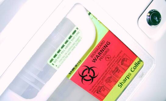 Jakie są kroki do bezpiecznego odłączenia akumulatora w pojeździe?