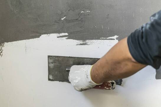 Proces przygotowania powierzchni pod tynki cementowo-gipsowe – kluczowe kroki