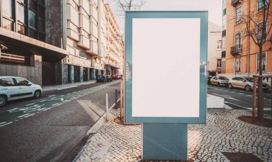 Totemy i reklamy wolnostojące: efektywne nośniki reklamy zewnętrznej