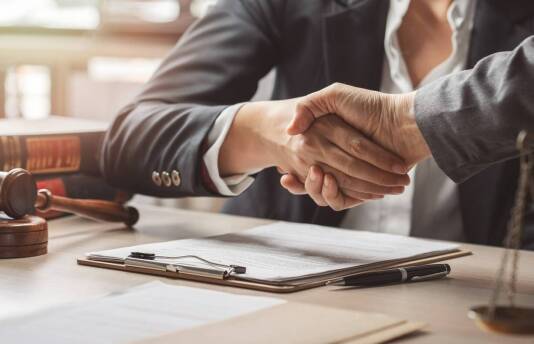 Jakie są zalety i wady ugody w sprawach o podział majątku?