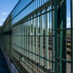 Jakie ogrodzenia panelowe wybrać do ochrony terenów sportowych?