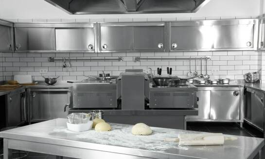 Znaczenie profesjonalnej instalacji dla bezpieczeństwa pracy w kuchni