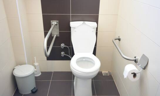 Wpływ ergonomii na projektowanie poręczy łazienkowych