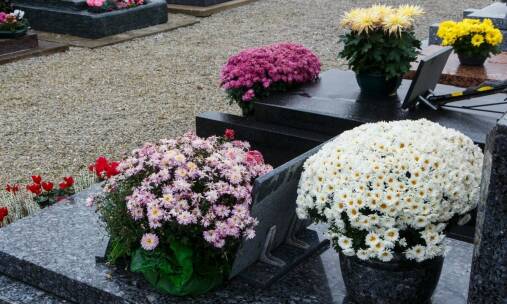 Jakie dodatkowe funkcje mogą posiadać ławki wolnostojące na cmentarz?