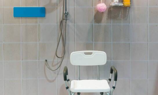 Kluczowe właściwości krzeseł prysznicowych zwiększające bezpieczeństwo użytkowników