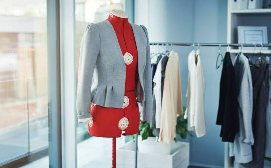 Szycie odzieży medycznej – jakie wymagania musi spełniać materiał?