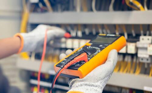 Jak zapewnić bezpieczeństwo pracy z akumulatorem – praktyczne wskazówki