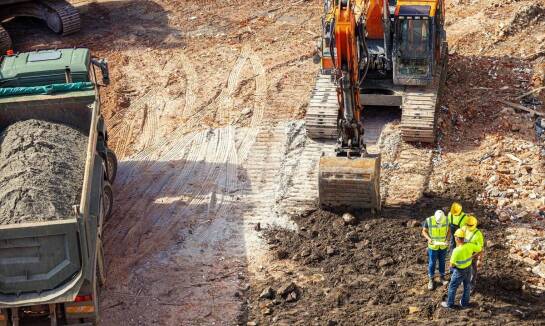 Jakie innowacje technologiczne oferują nowoczesne maszyny budowlane?