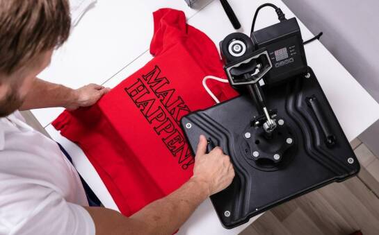 Folie termotransferowe vs. sublimacja – co wybrać dla odzieży reklamowej?