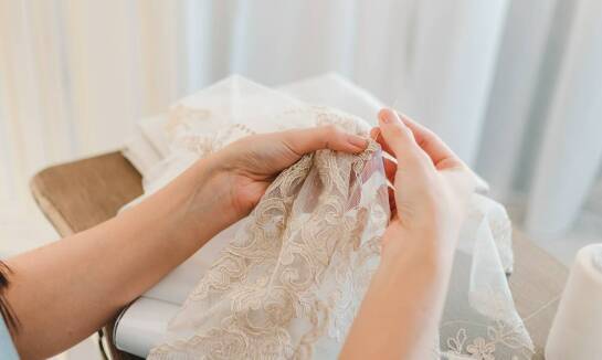 Szycie firan na wymiar – jak idealnie dopasować dekoracje okienne do wnętrza?