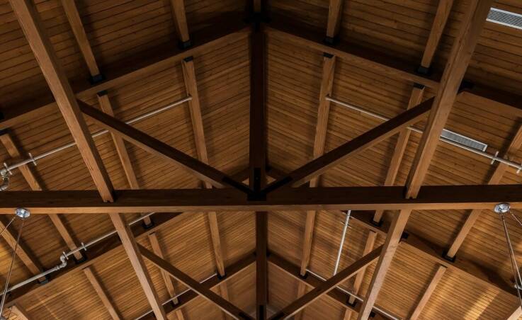 Wpływ konstrukcji drewnianych na estetykę dachu płaskiego