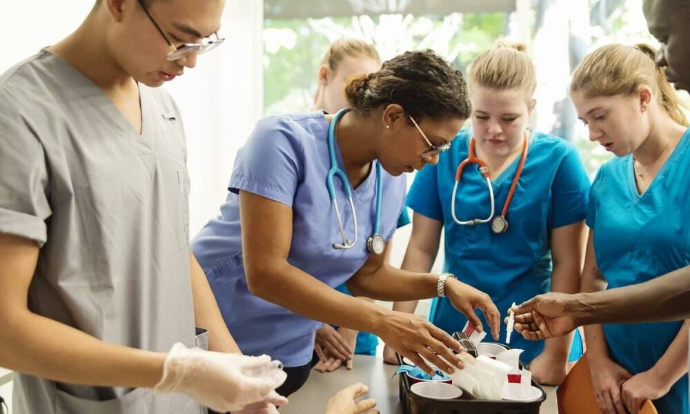 Szkolenia z pierwszej pomocy jako narzędzie podnoszenia kwalifikacji zawodowych