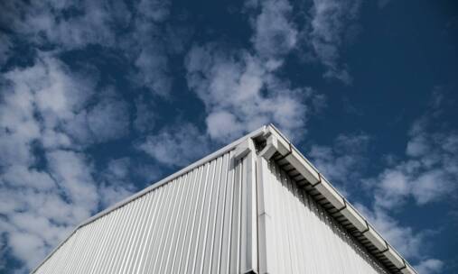 Czy stalowe rynny dachowe są opłacalne? Analiza kosztów i korzyści