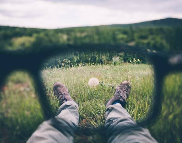 Dlaczego warto wybrać okulary fotochromowe w salonie optycznym?