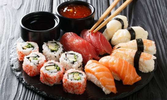 Jak komponować zestawy sushi lunch, aby zadowolić różne gusta?