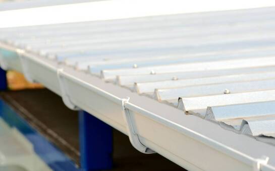 Rynny dachowe aluminiowe – co warto wiedzieć przed zakupem?