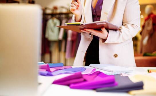 Jakie kroje ubrań najlepiej pasują do różnych typów sylwetek? Porady ze stylizacji online