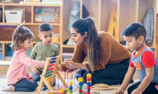 Jak psycholog wspiera rozwój emocjonalny dzieci w żłobku?