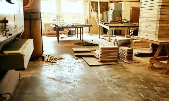 Precyzyjne cięcie drewna w produkcji mebli