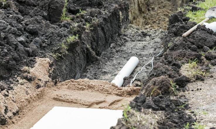 Systemy odwadniające: jak wybrać odpowiednie rozwiązanie dla swojej posesji?