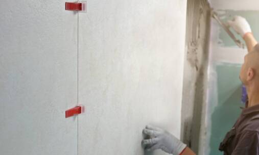 W jaki sposób biały klej do płytek może poprawić odporność na wilgoć?