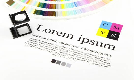 Druk plakatów reklamowych – jak przyciągnąć uwagę przechodniów?