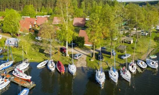 Zajęcia sportowe na polu namiotowym: jak aktywnie spędzić czas nad morzem?