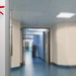 Porównanie efektywności bram przeciwpożarowych opuszczanych i tradycyjnych systemów zabezpieczeń