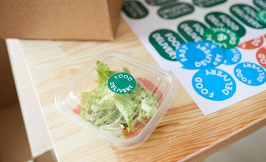 Rola projektowania graficznego w produkcji unikalnych naklejek reklamowych