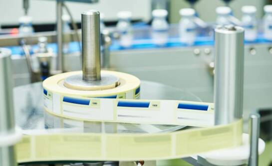 Etykiety odporne na wodę i UV: jak zapewniają ochronę produktów?