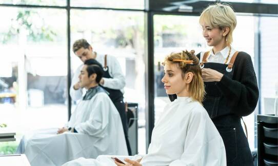 Popularne usługi fryzjerskie w Pruszkowie według opinii klientów