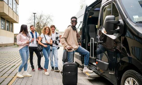 Tani przewóz busem do Warszawy – jakie są dostępne opcje dla turystów?