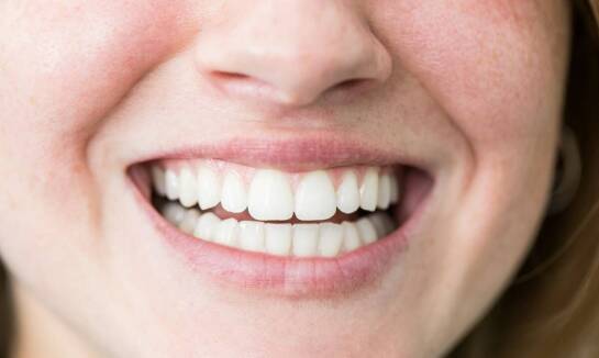 Wpływ wybielania zębów na zdrowie jamy ustnej i estetykę uśmiechu