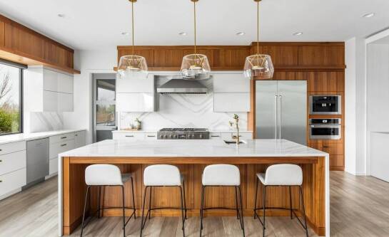 Jak meble kuchenne na wymiar mogą zwiększyć funkcjonalność małej kuchni?