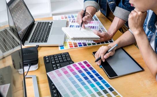 Dlaczego warto inwestować w wysokiej jakości naklejki reklamowe?