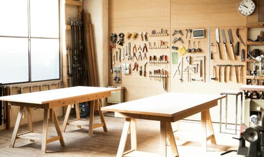 Jakie są zalety stosowania trudnopalnych płyt MDF w projektach wnętrzarskich?