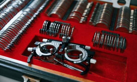 Jakie są różnice między soczewkami jednoogniskowymi a wieloogniskowymi?