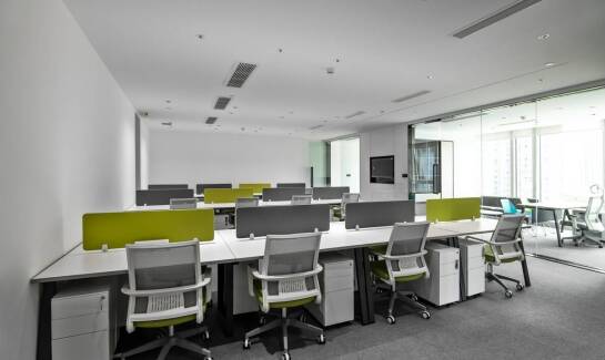 Rola usług fit out w tworzeniu bezpiecznych i zdrowych środowisk pracy
