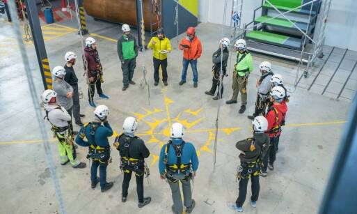 Jakie są korzyści z nieograniczonej liczby podejść do testu końcowego w szkoleniu BHP?
