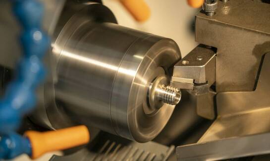 Obróbka CNC dla przemysłu: znaczenie w produkcji narzędzi precyzyjnych