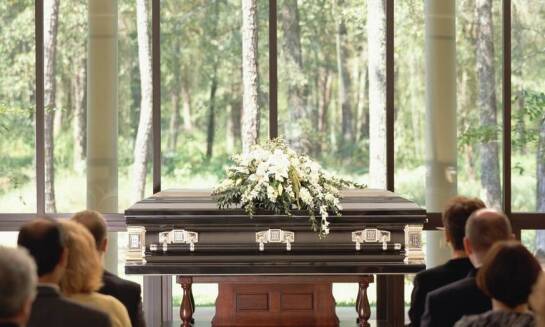 Wybór odpowiedniej dekoracji na ceremonię pogrzebową z pomocą eksperta